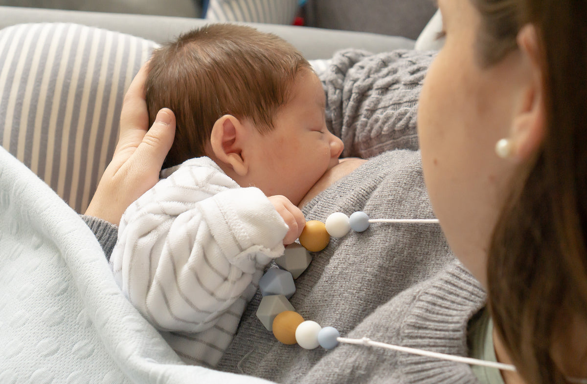 Montessori Baby - El Collar de Lactancia 🤱 es un accesorio para la  estimulación de la lactancia materna y el apego. Mientras el niño mama se  entretiene mirando los colores y tocando